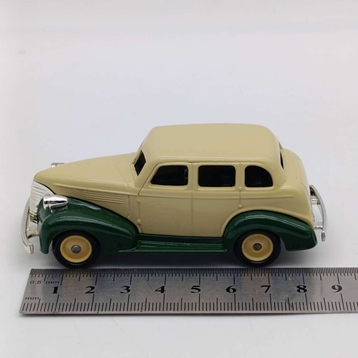Lledo 1939 Chevrolet die-cast model car in box