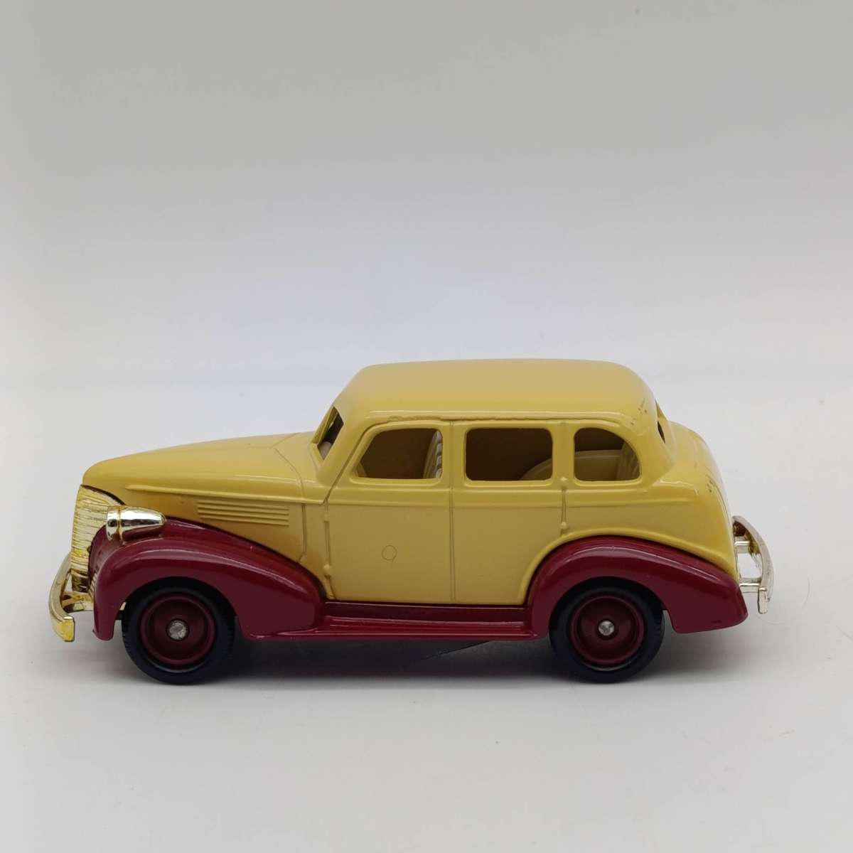 Lledo 1939 Chevrolet die-cast model car in box