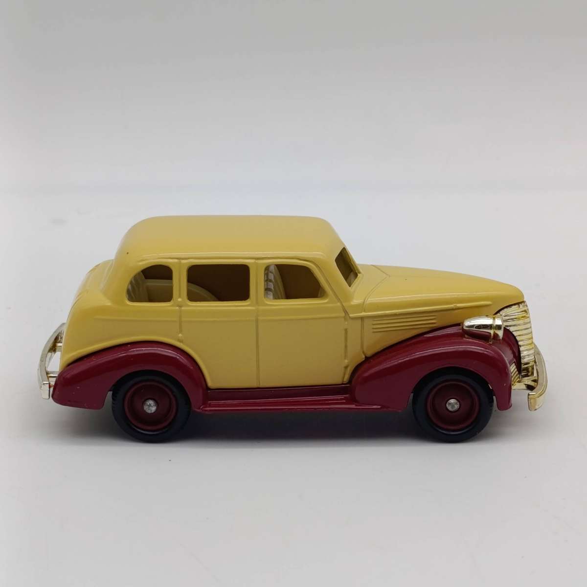 Lledo 1939 Chevrolet die-cast model car in box