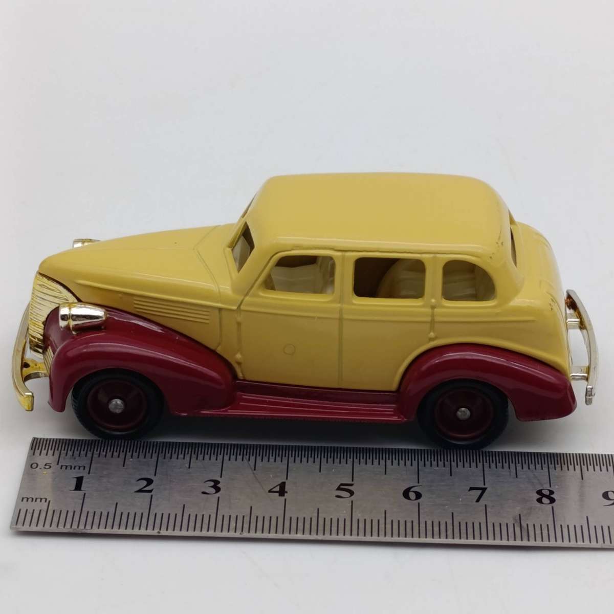 Lledo 1939 Chevrolet die-cast model car in box