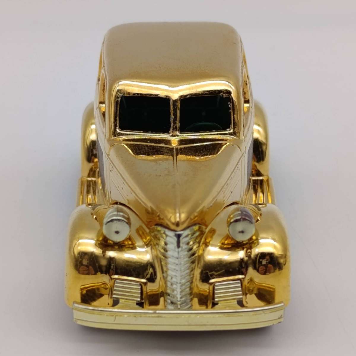 Lledo 1939 Chevrolet Days Gone 1996 Collectors club gold edition die-cast model car in box