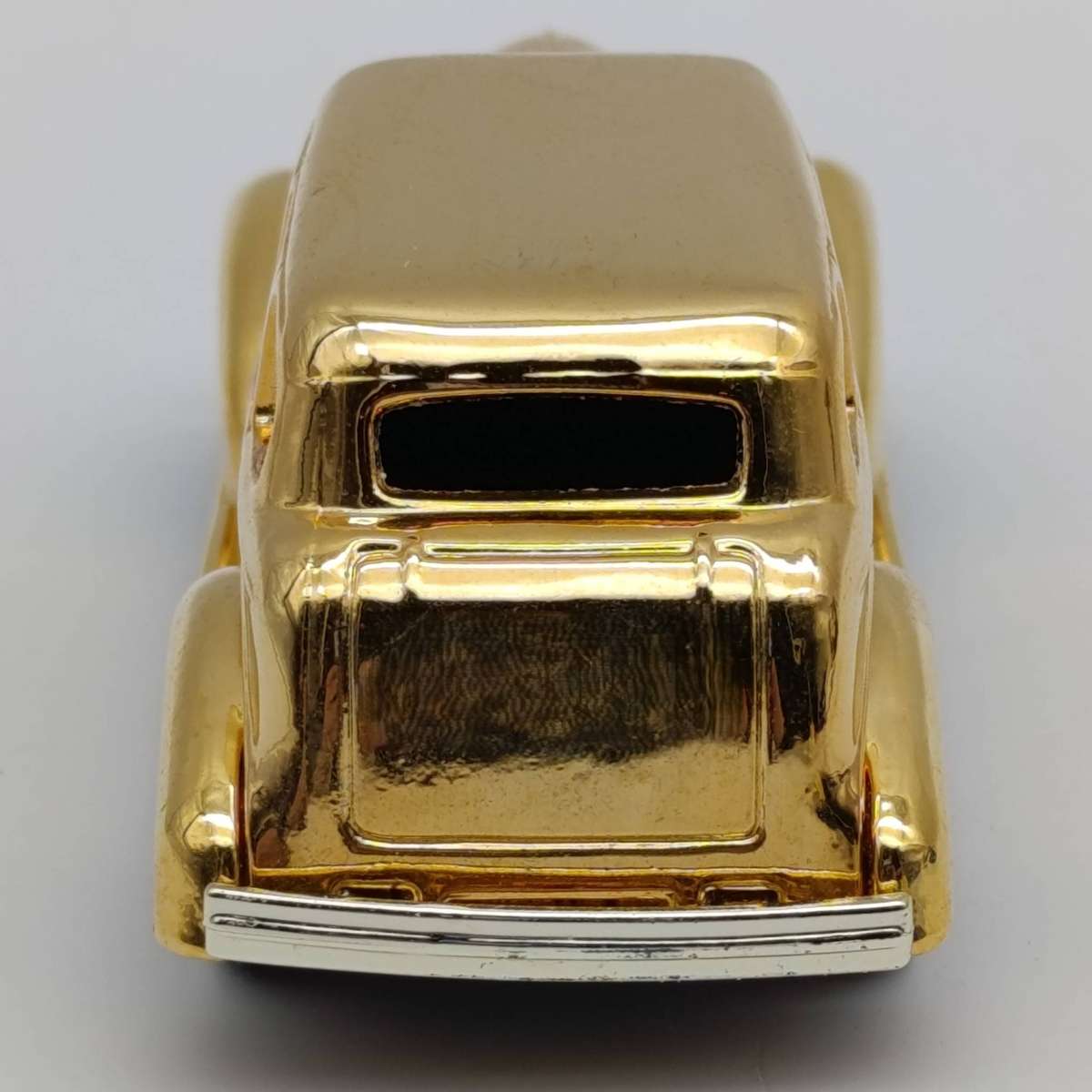 Lledo 1939 Chevrolet Days Gone 1996 Collectors club gold edition die-cast model car in box