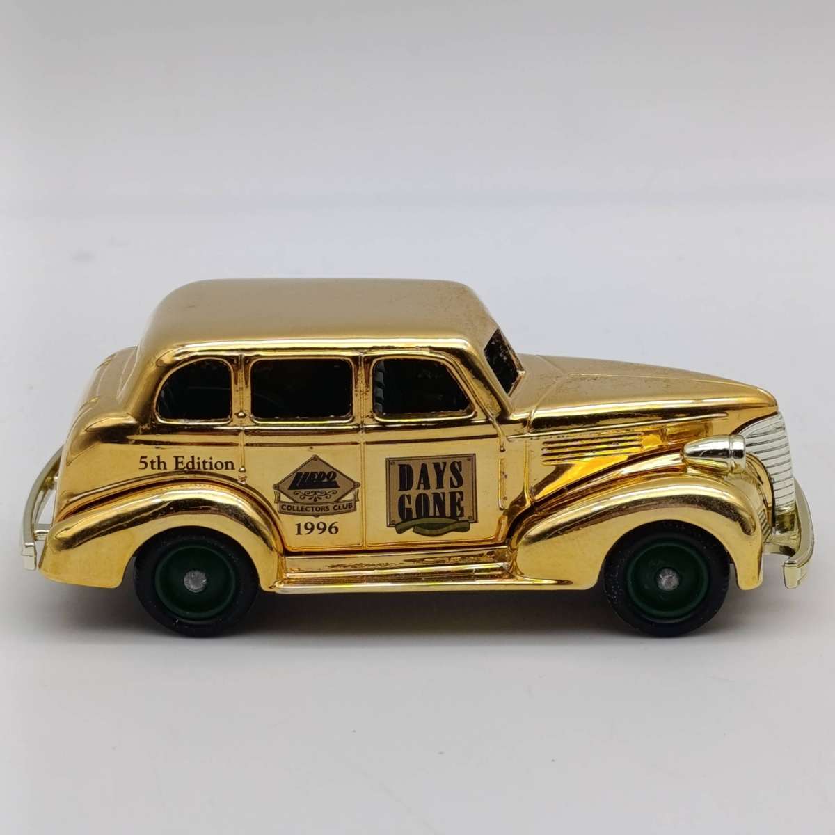 Lledo 1939 Chevrolet Days Gone 1996 Collectors club gold edition die-cast model car in box
