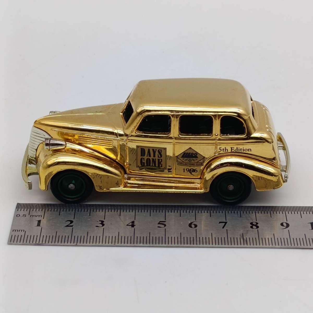 Lledo 1939 Chevrolet Days Gone 1996 Collectors club gold edition die-cast model car in box