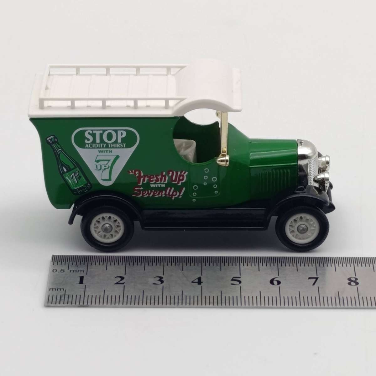 Lledo 1926 Morris Bull nose 7-up Soda delivery van model car in box