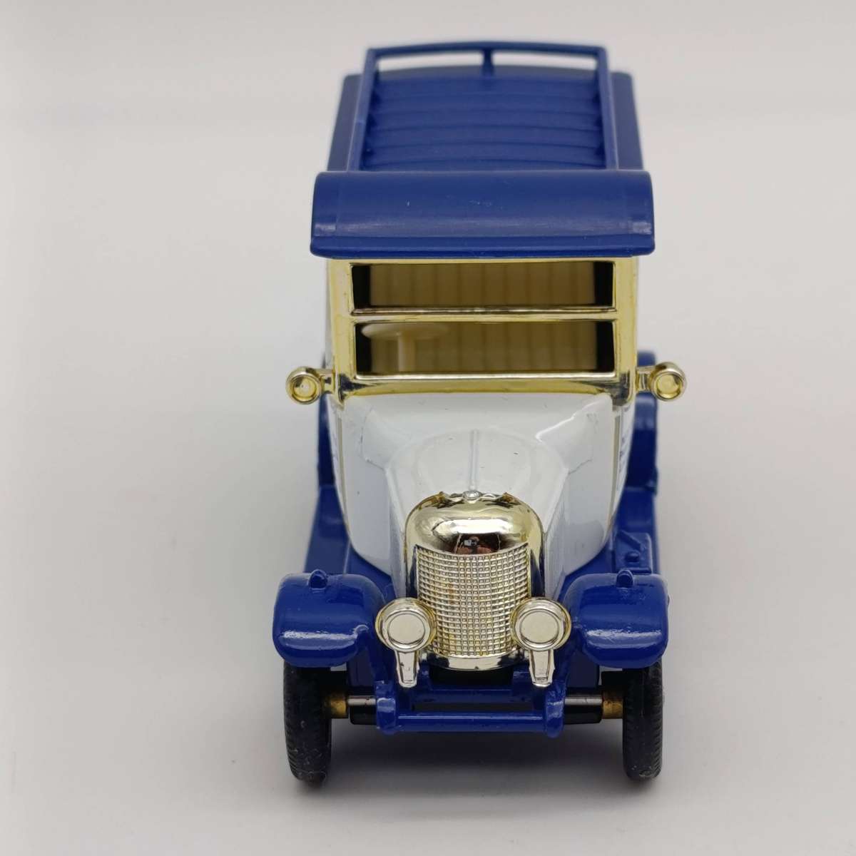 Lledo 1926 Morris Bull Nose Nestle Milk delivery van die-cast model car in box