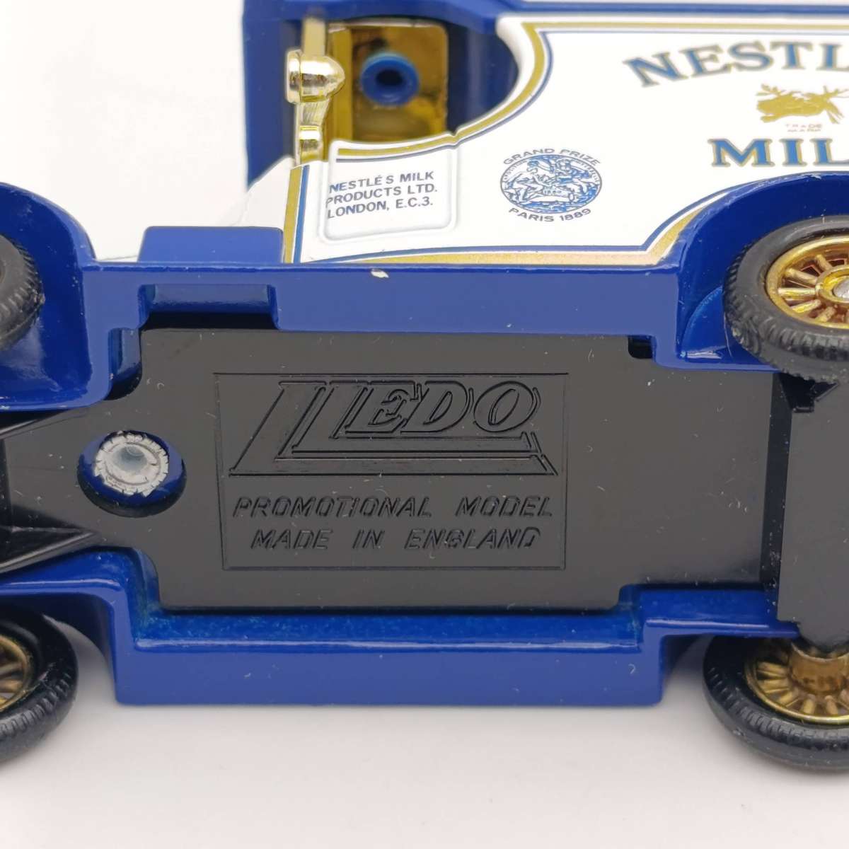 Lledo 1926 Morris Bull Nose Nestle Milk delivery van die-cast model car in box