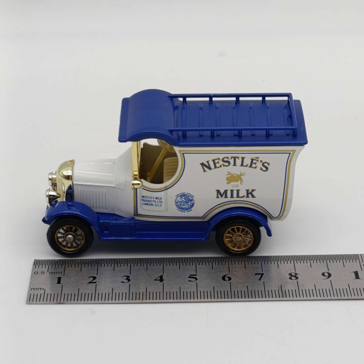 Lledo 1926 Morris Bull Nose Nestle Milk delivery van die-cast model car in box