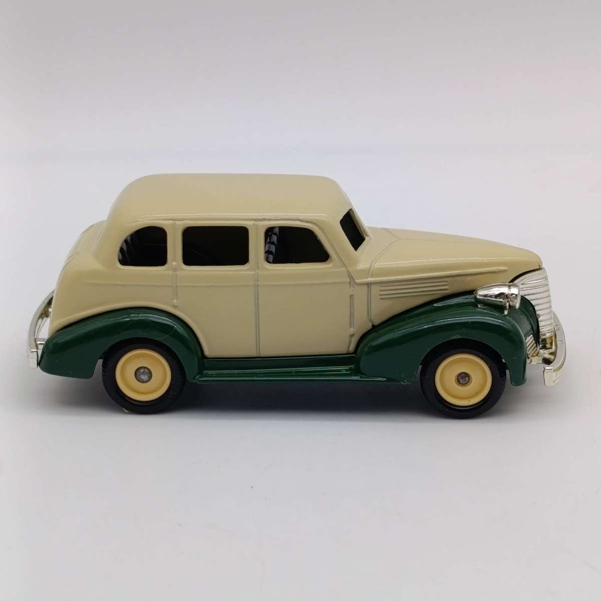 Lledo 1939 Chevrolet Ivory and Green die-cast model car in box