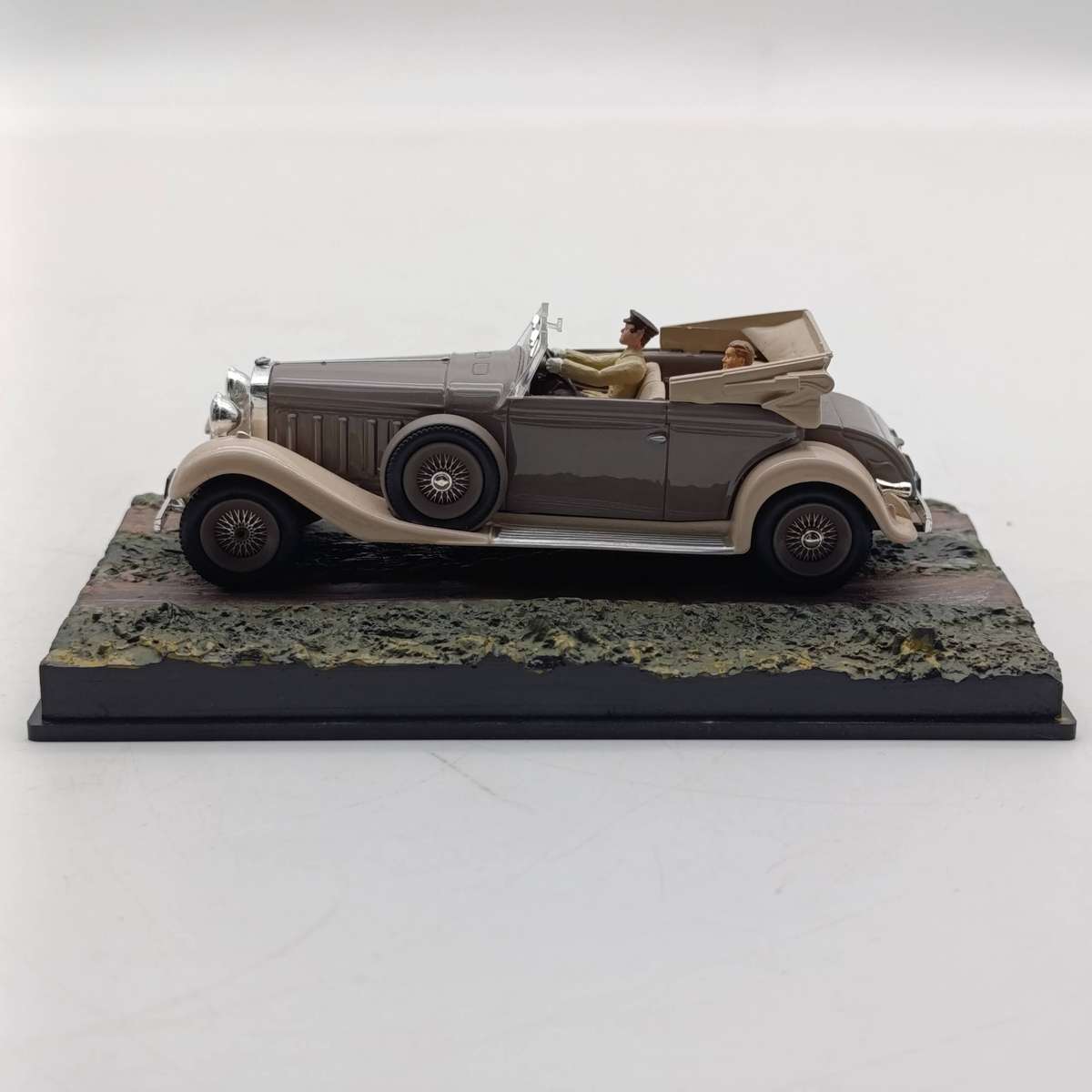 James Bond 007 Hispano Suiza model car - Moonraker - case cracked