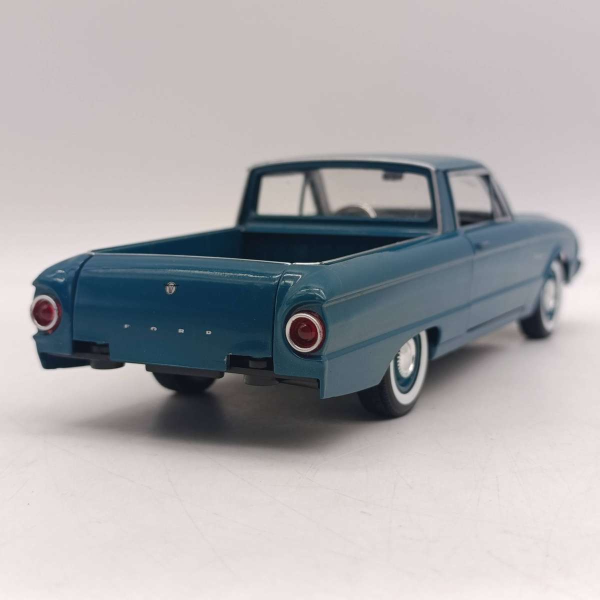 MotorMax 1960 Ford Ranchero die-cast model car - scale 1/24