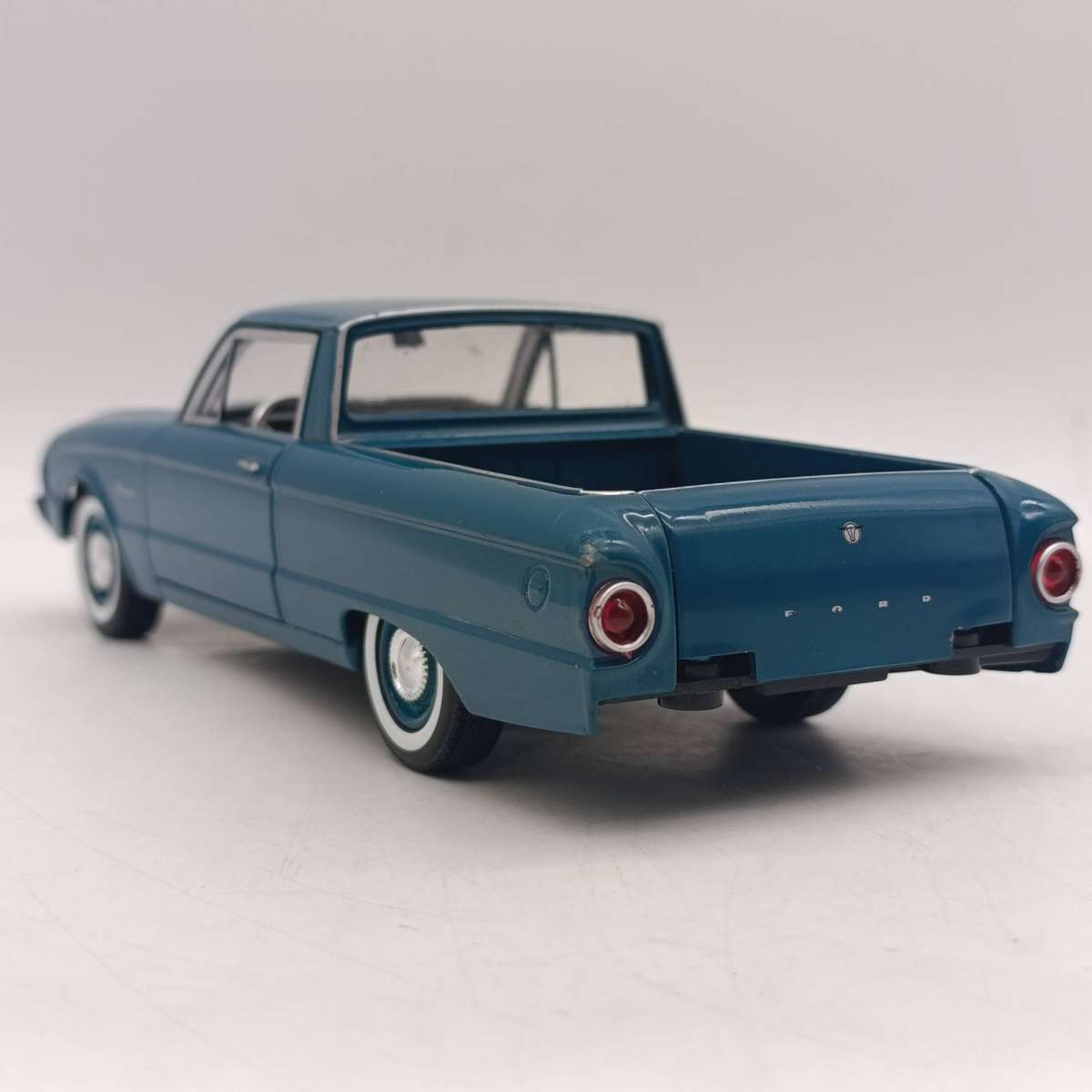 MotorMax 1960 Ford Ranchero die-cast model car - scale 1/24