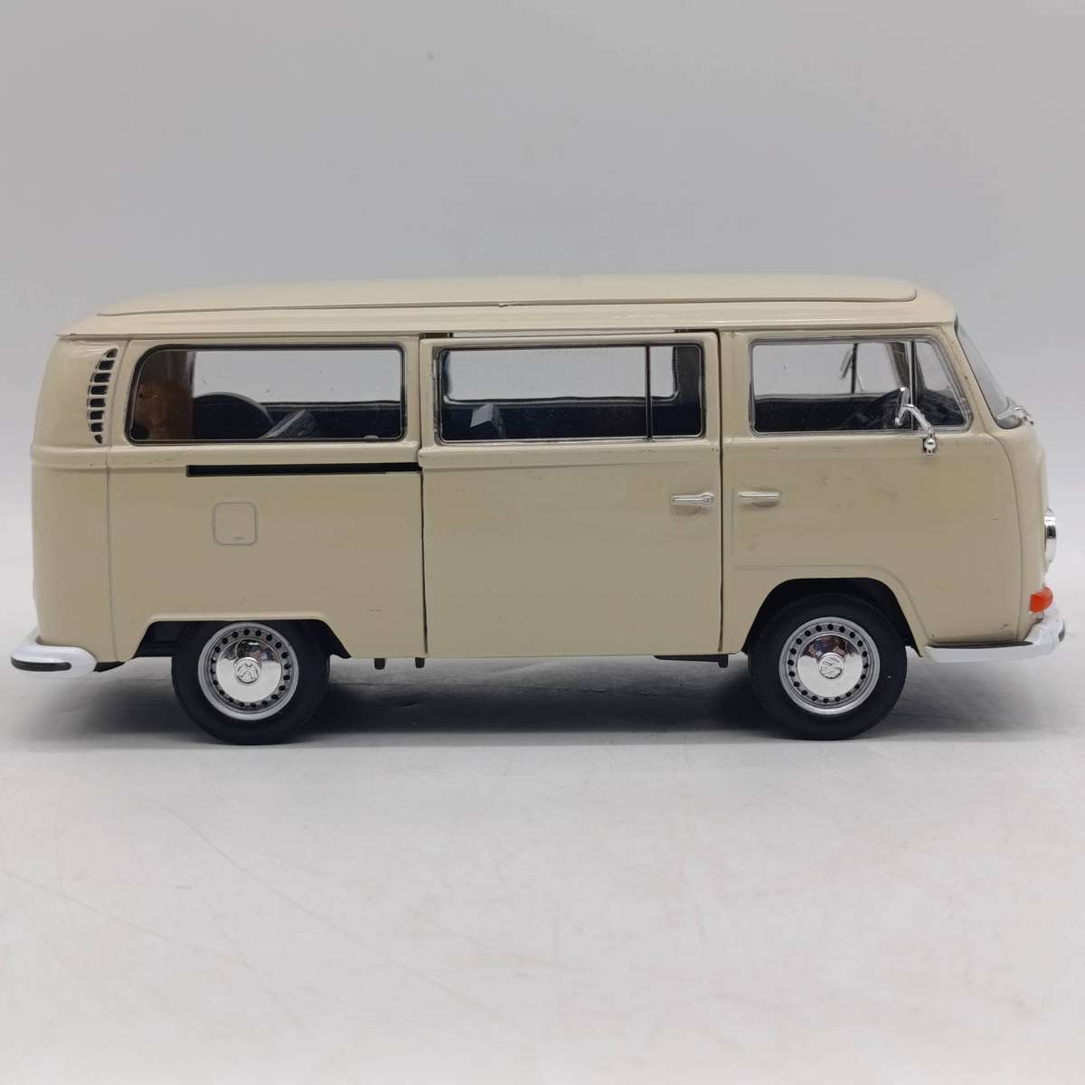 Welly 1/24 Volkswagen Type 2 Bus die-cast model car