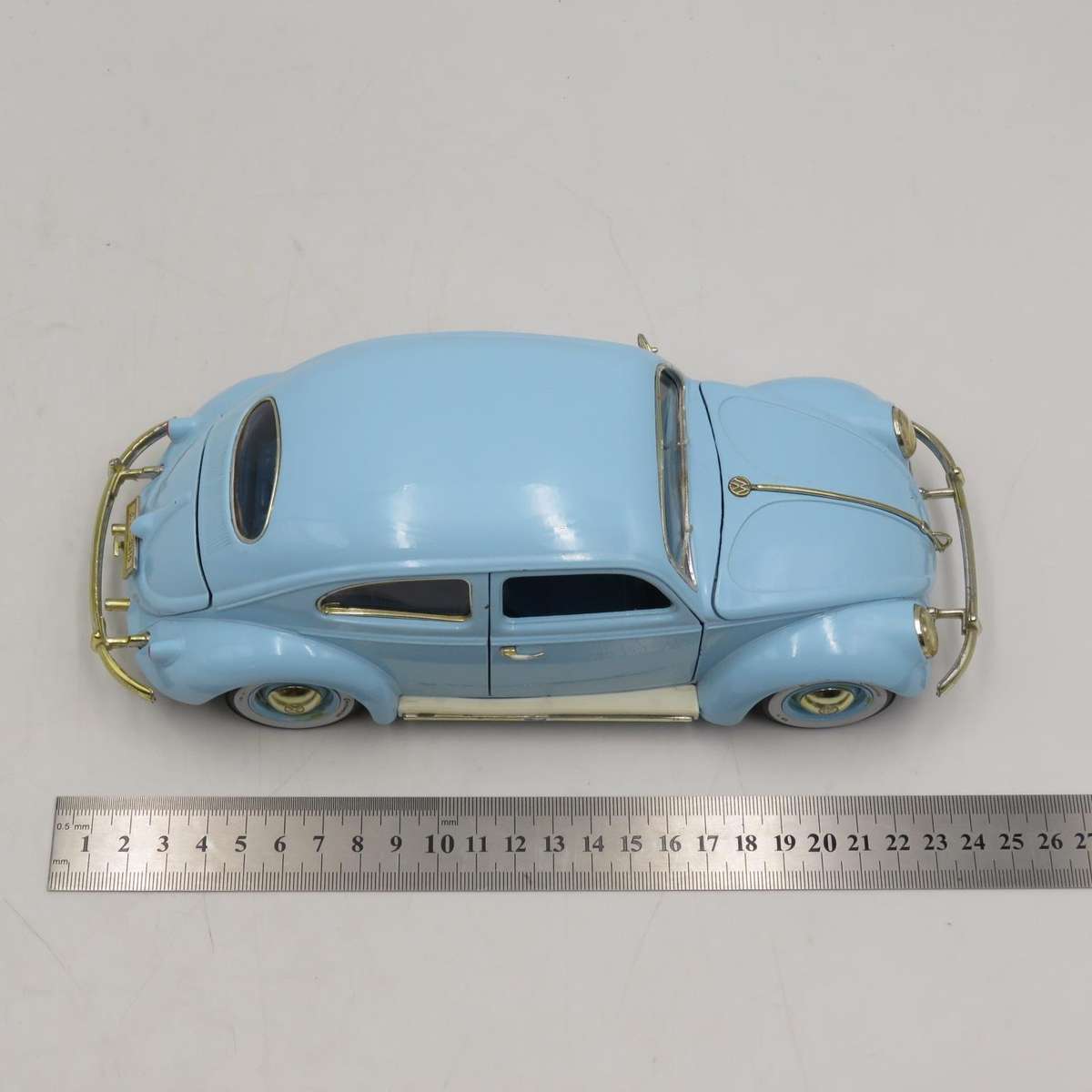 Bburago 1955 Volkswagen Beetle model car -  scale 1/18