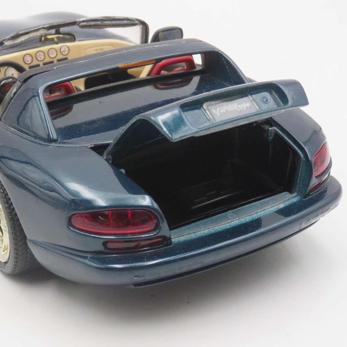 Bburago Dodge Viper RT/10 die-cast model car - scale 1/18 - Sunvisors damaged