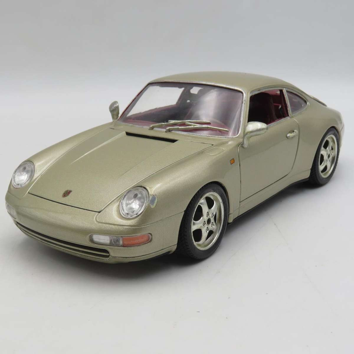 Bburago 1993 Porsche Carrera 911 die-cast model - Scale 1/18