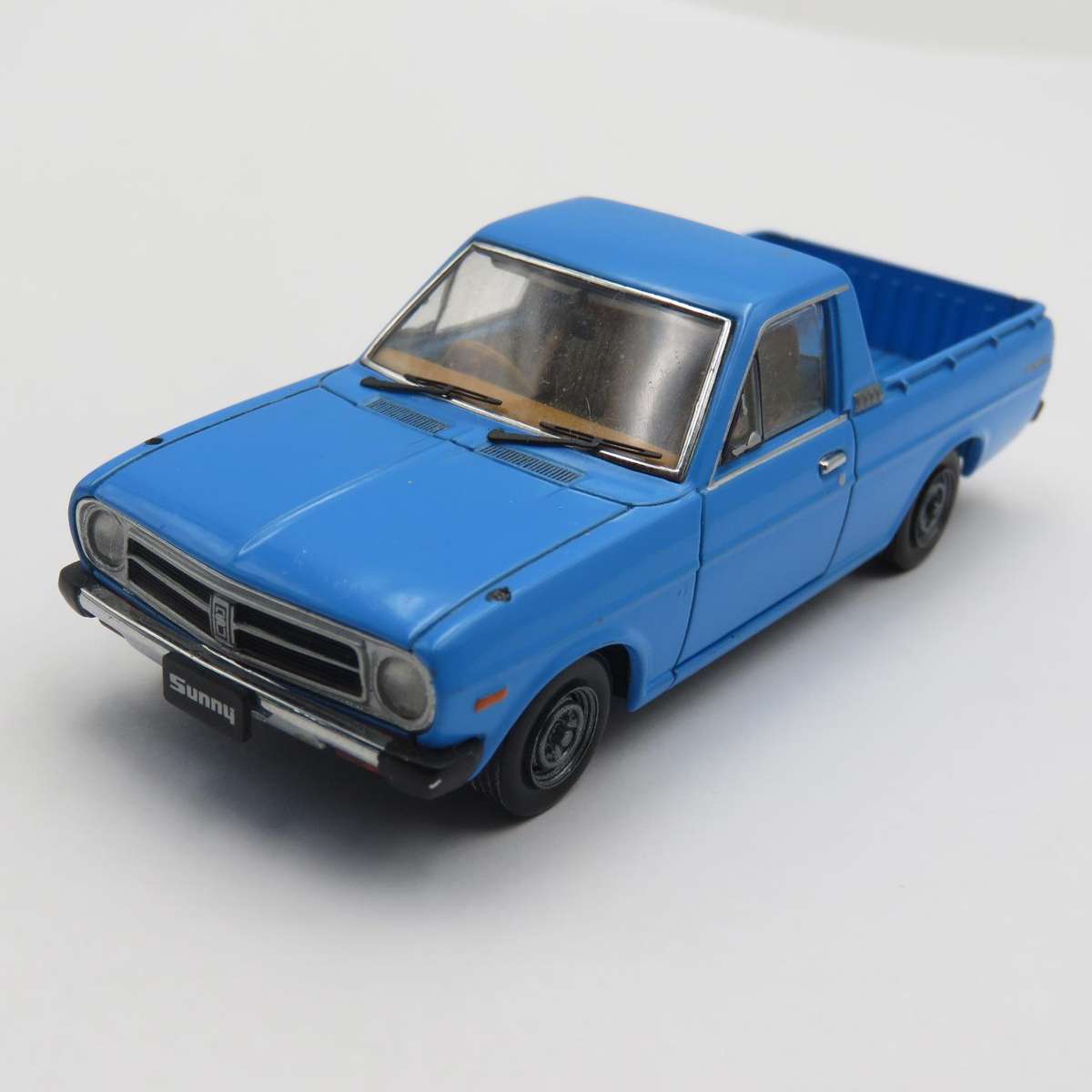 Miniature model planning Datsun Sunny pickup truck - no mirrors