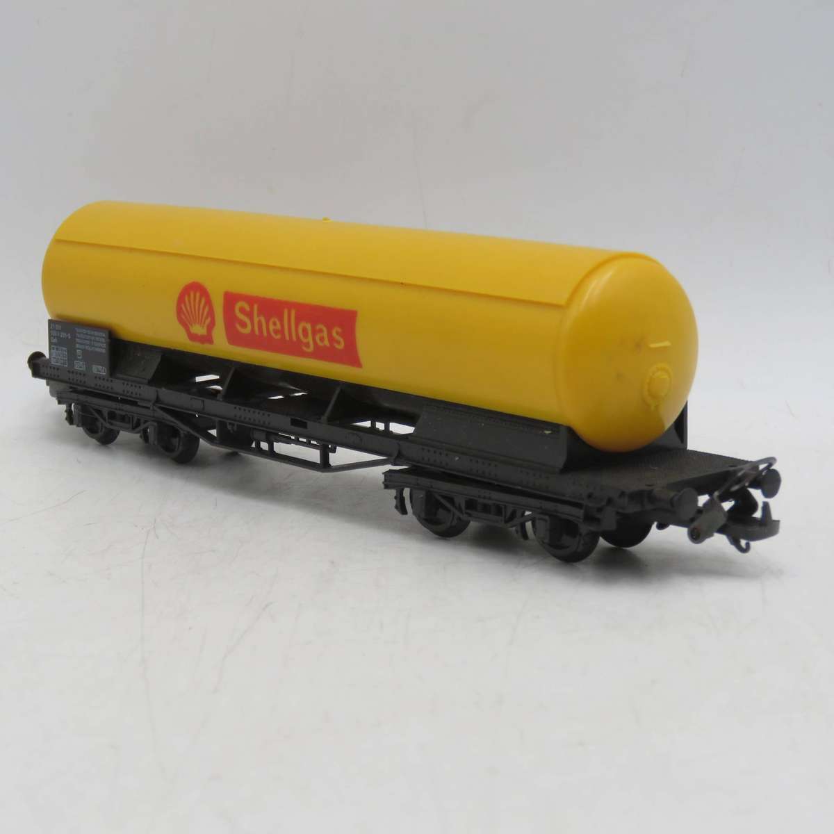 Lima Railway Shell gas tanker - HO Scale