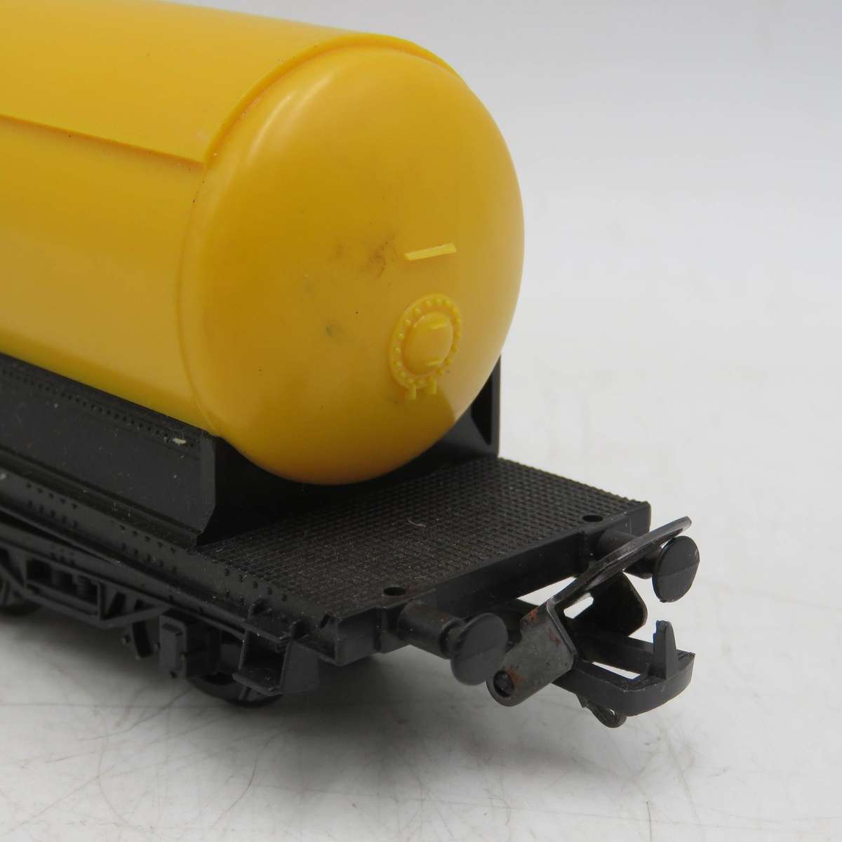 Lima Railway Shell gas tanker - HO Scale