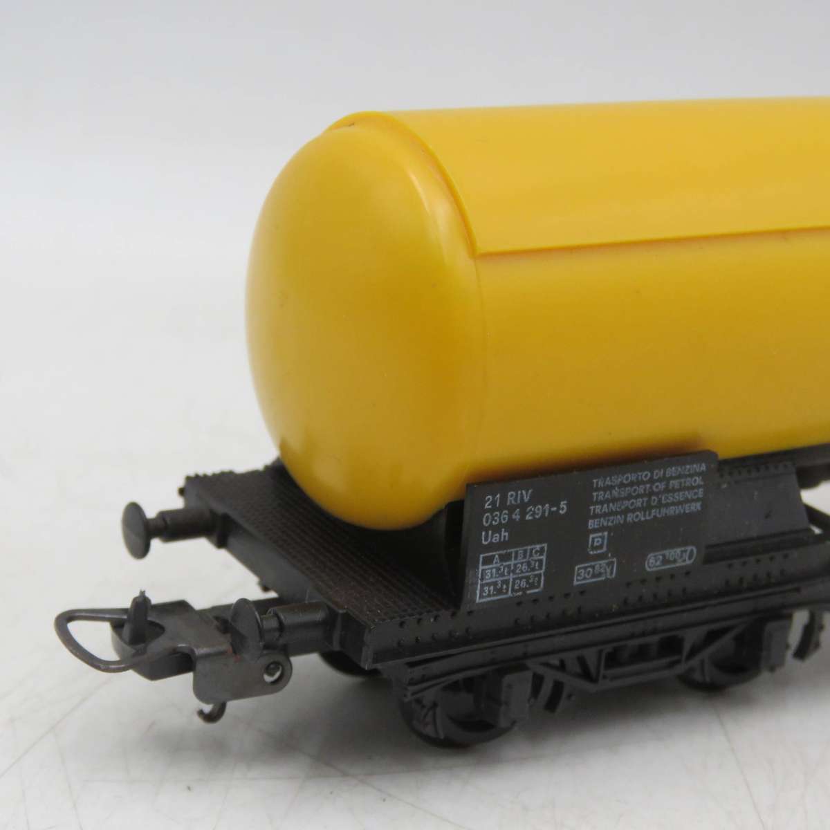 Lima Railway Shell gas tanker - HO Scale