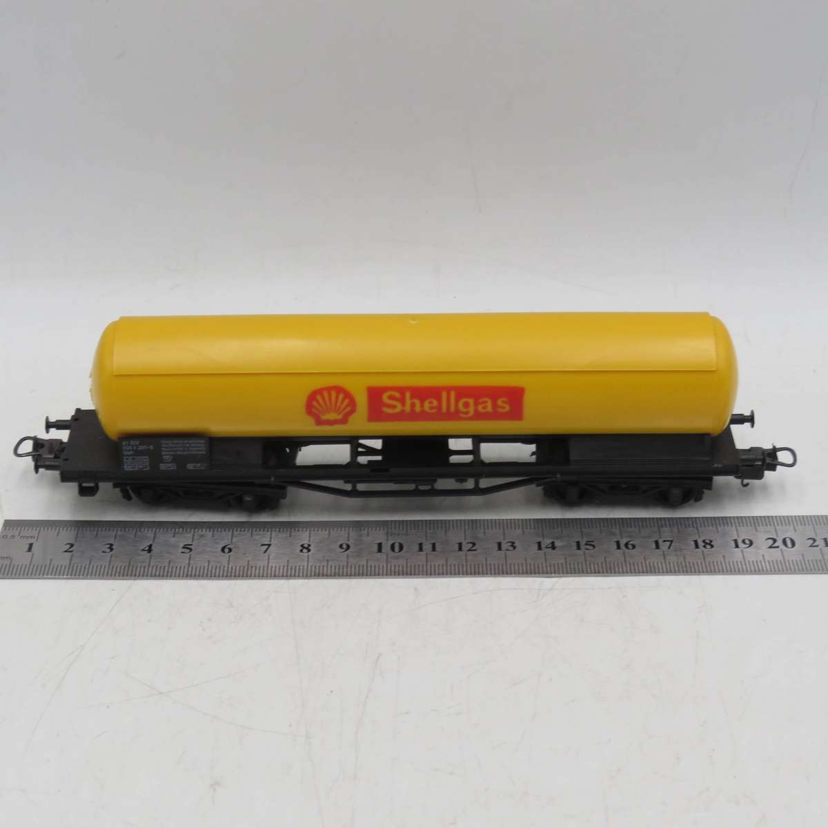 Lima Railway Shell gas tanker - HO Scale