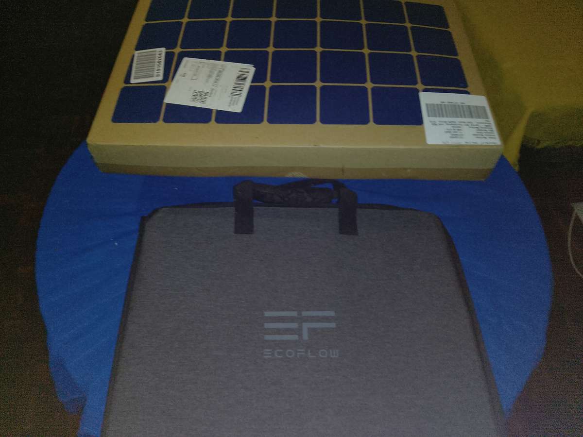 EcoFlow 110W Solar Panel and Original Carry Case/Stand in Original Box