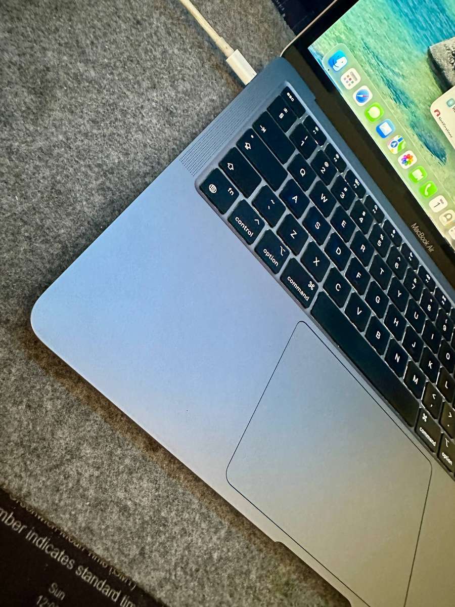 M1 Macbook Air 16GB Ram 256Gb SSD