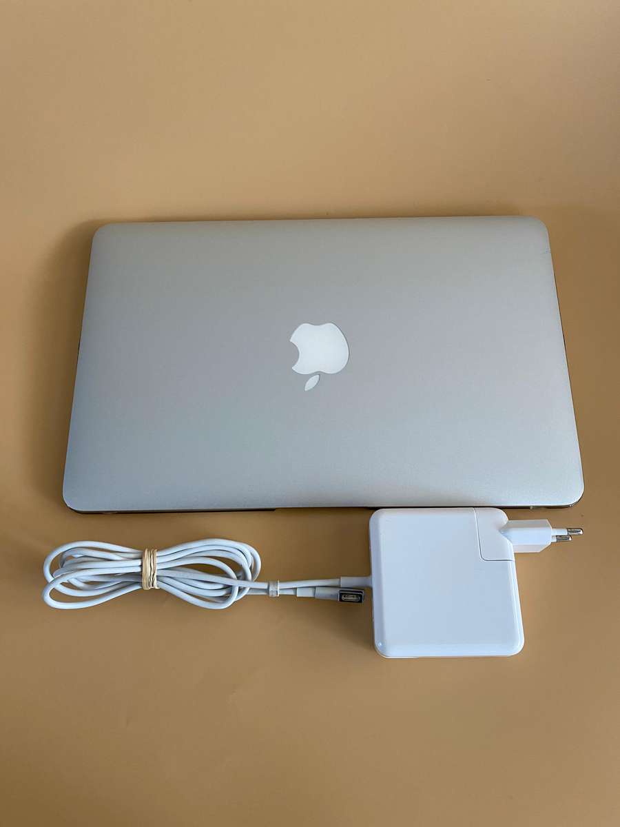 MacBook Air4.1 Mid 2011 (Intel Core i5, 60GB SSD, 2GB RAM) 11 Inch Laptop