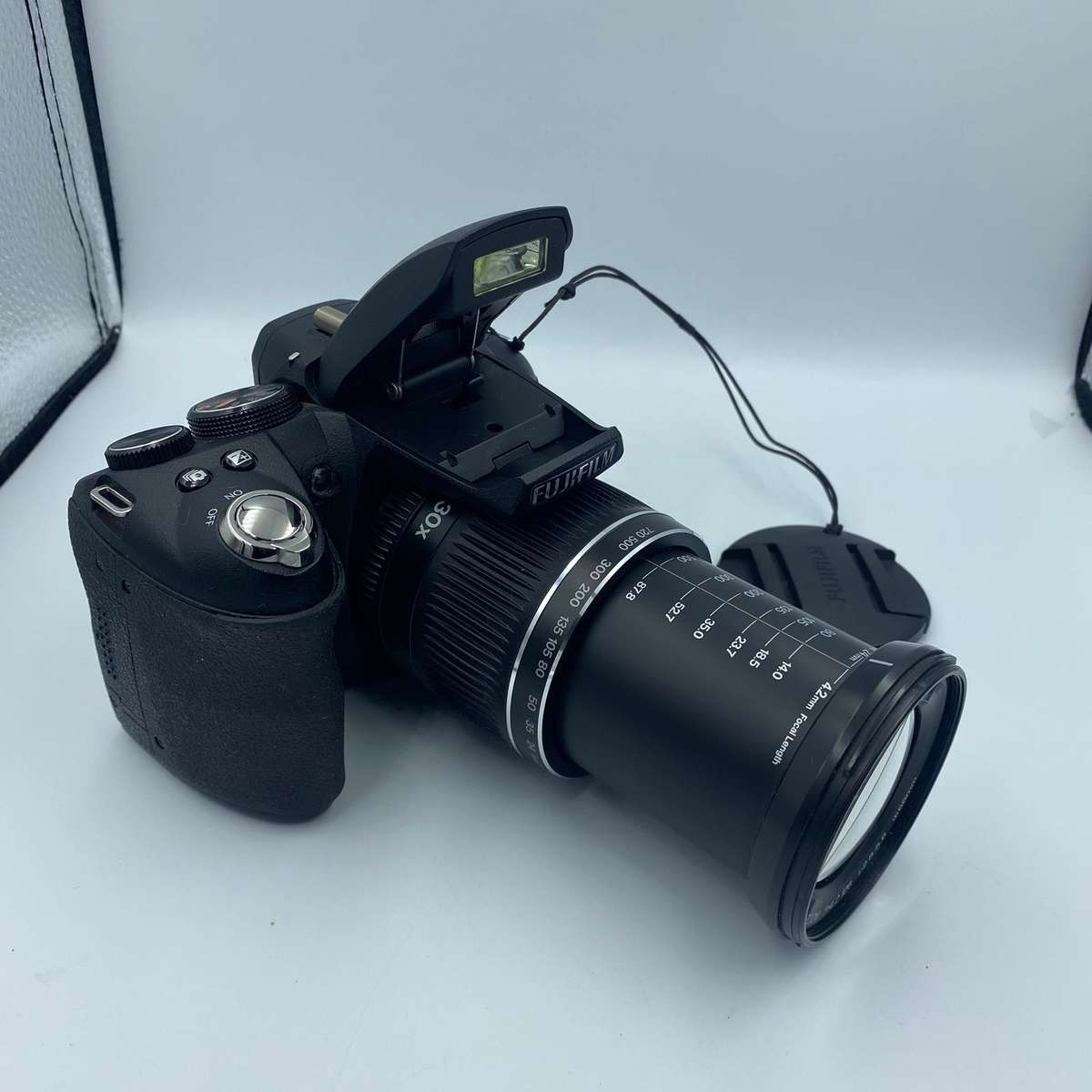 Fujifilm FinePix HS10 10 MP CMOS Digital Camera (30x Optical Zoom, HD Movie 1080i and 3-Inch LCD)