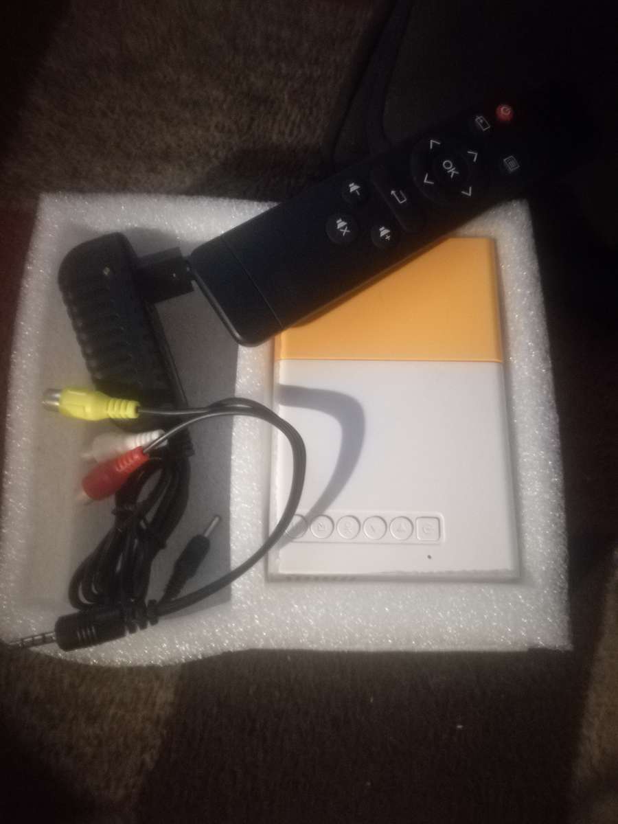 Led projector brand new R395