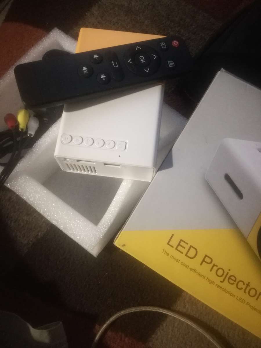 Led projector brand new R395