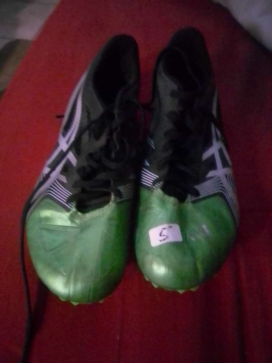 Asics spikes size 5 good condition