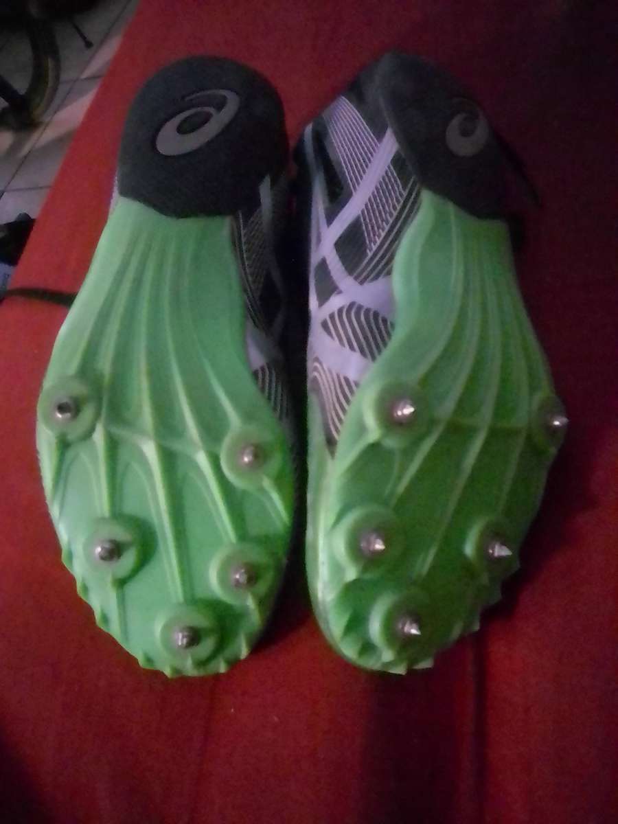 Asics spikes size 5 good condition