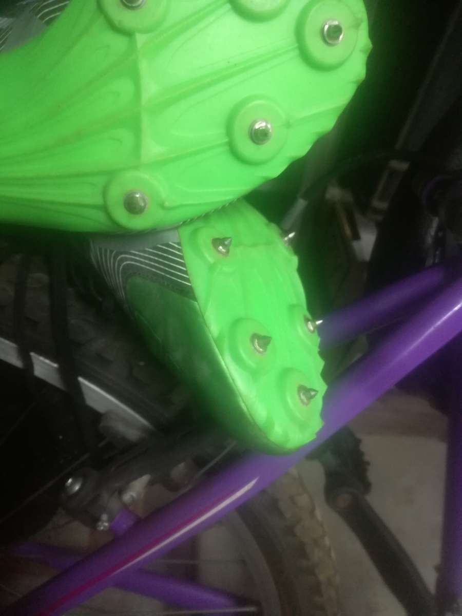 Asics spikes size 5 good condition