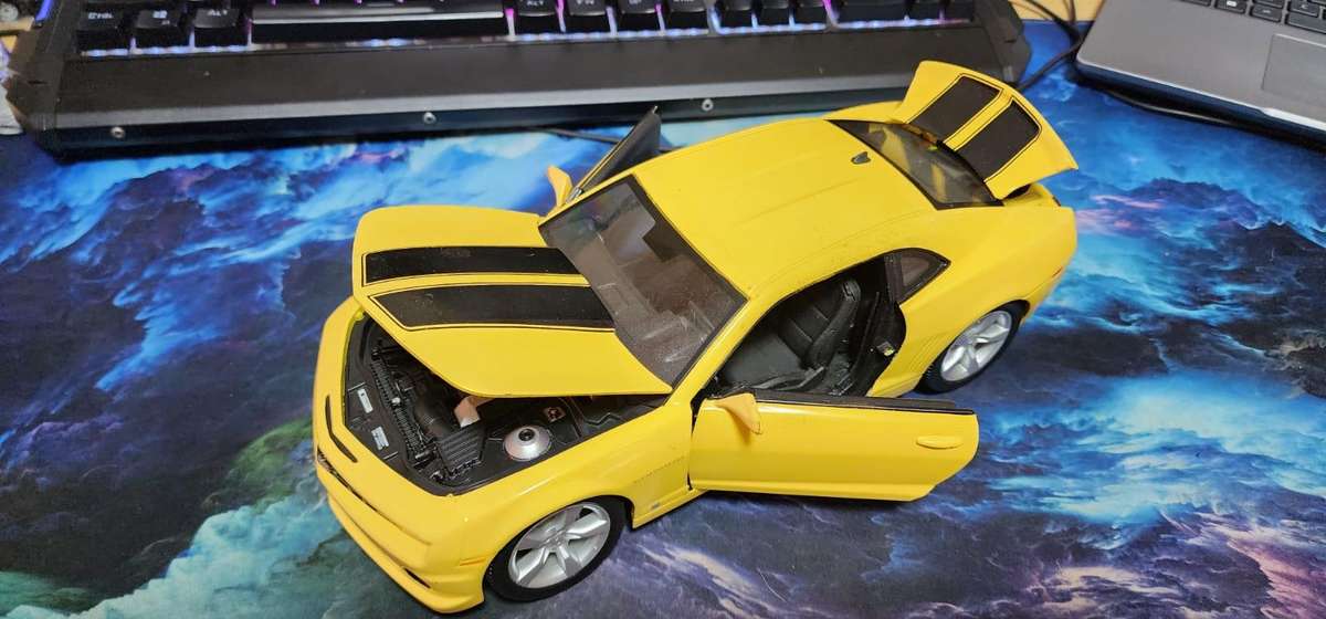 2010 Chevrolet Camaro SS (Bumblebee) 1/18th Scale Maisto