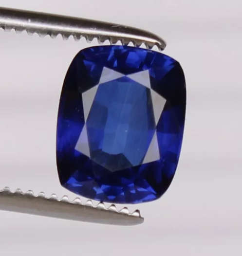 5.60Ct Natural Ceylon Blue Sapphire. Cushion cut.