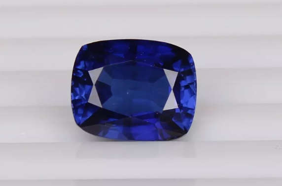 5.60Ct Natural Ceylon Blue Sapphire. Cushion cut.