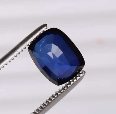 5.60Ct Natural Ceylon Blue Sapphire. Cushion cut.
