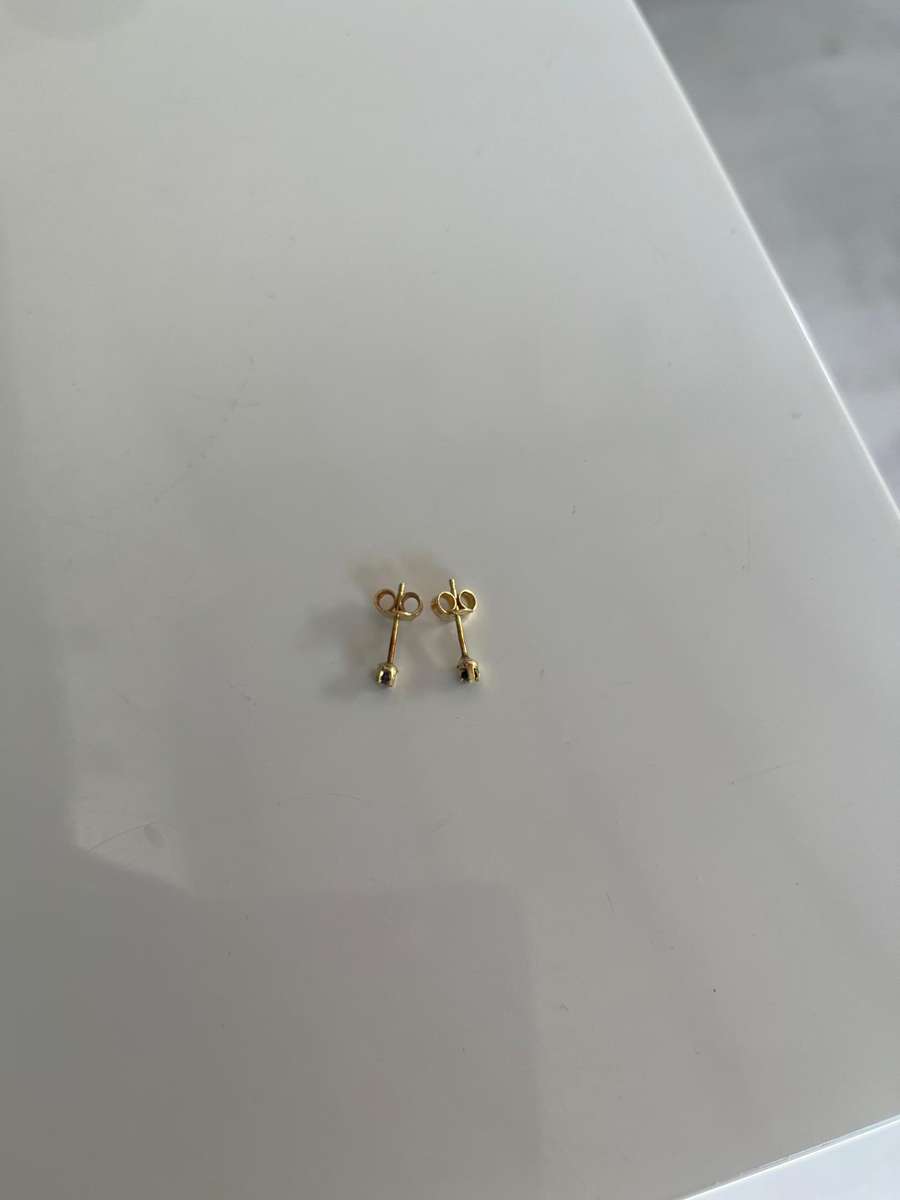 18ct gold stud earrings