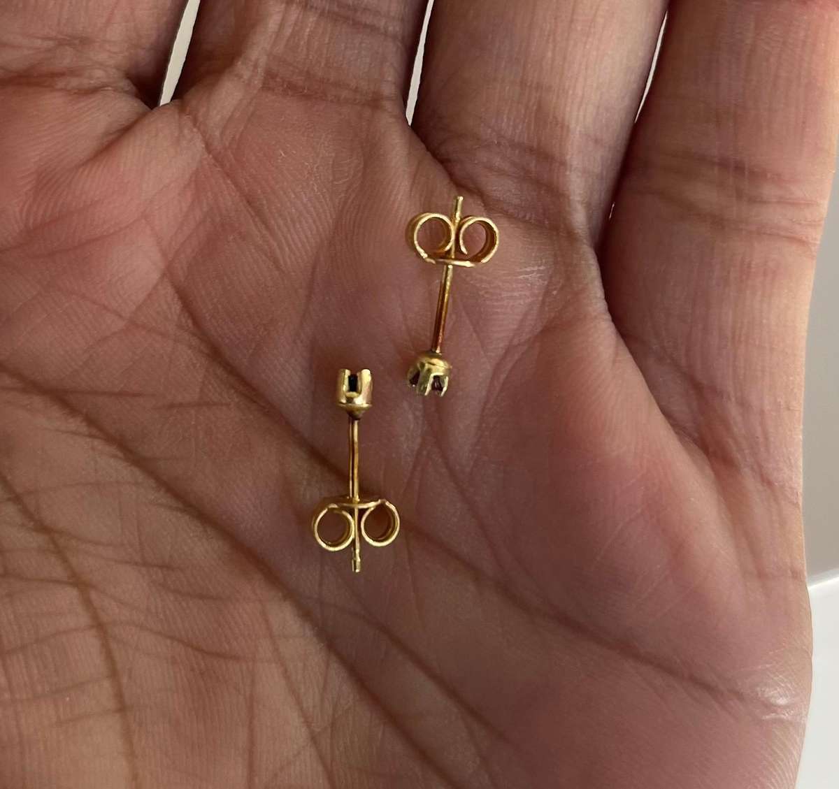 18ct gold stud earrings