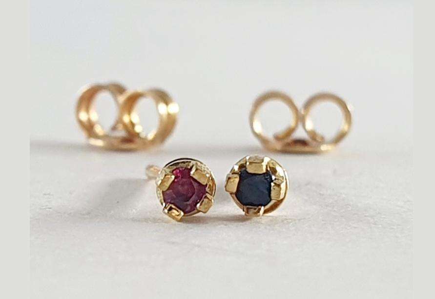 18ct gold stud earrings