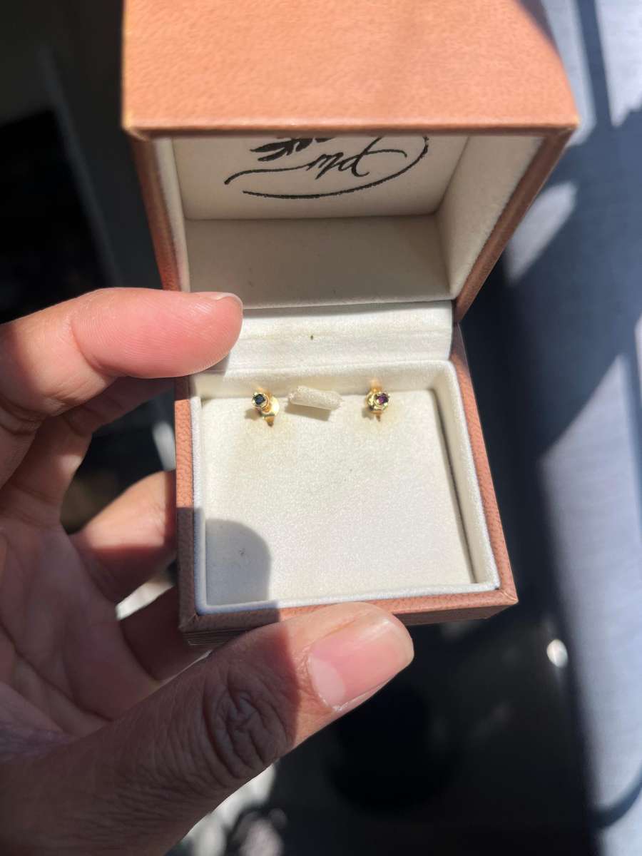 18ct gold stud earrings