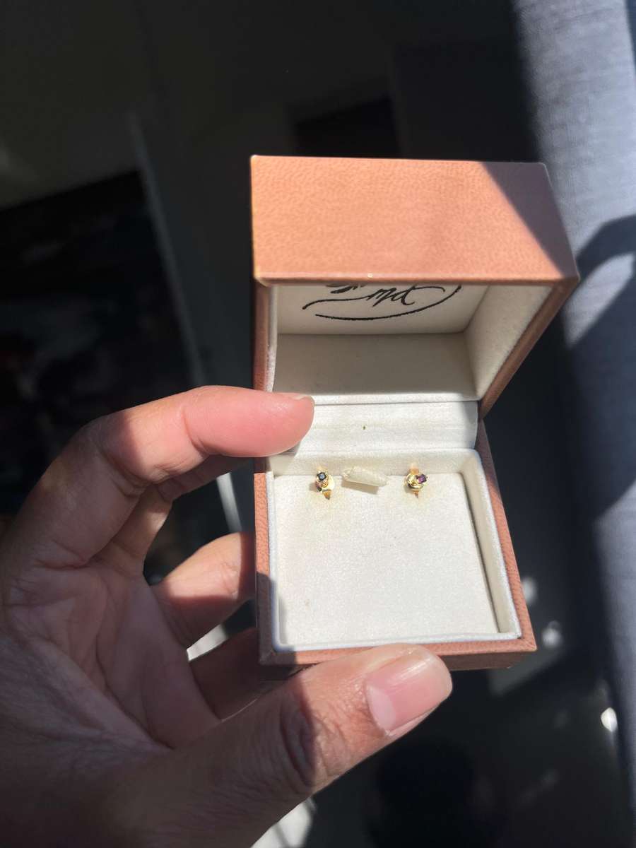 18ct gold stud earrings