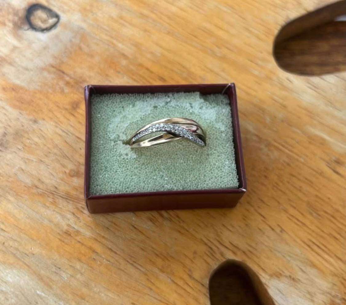 9ct yellow gold diamond crossover ring