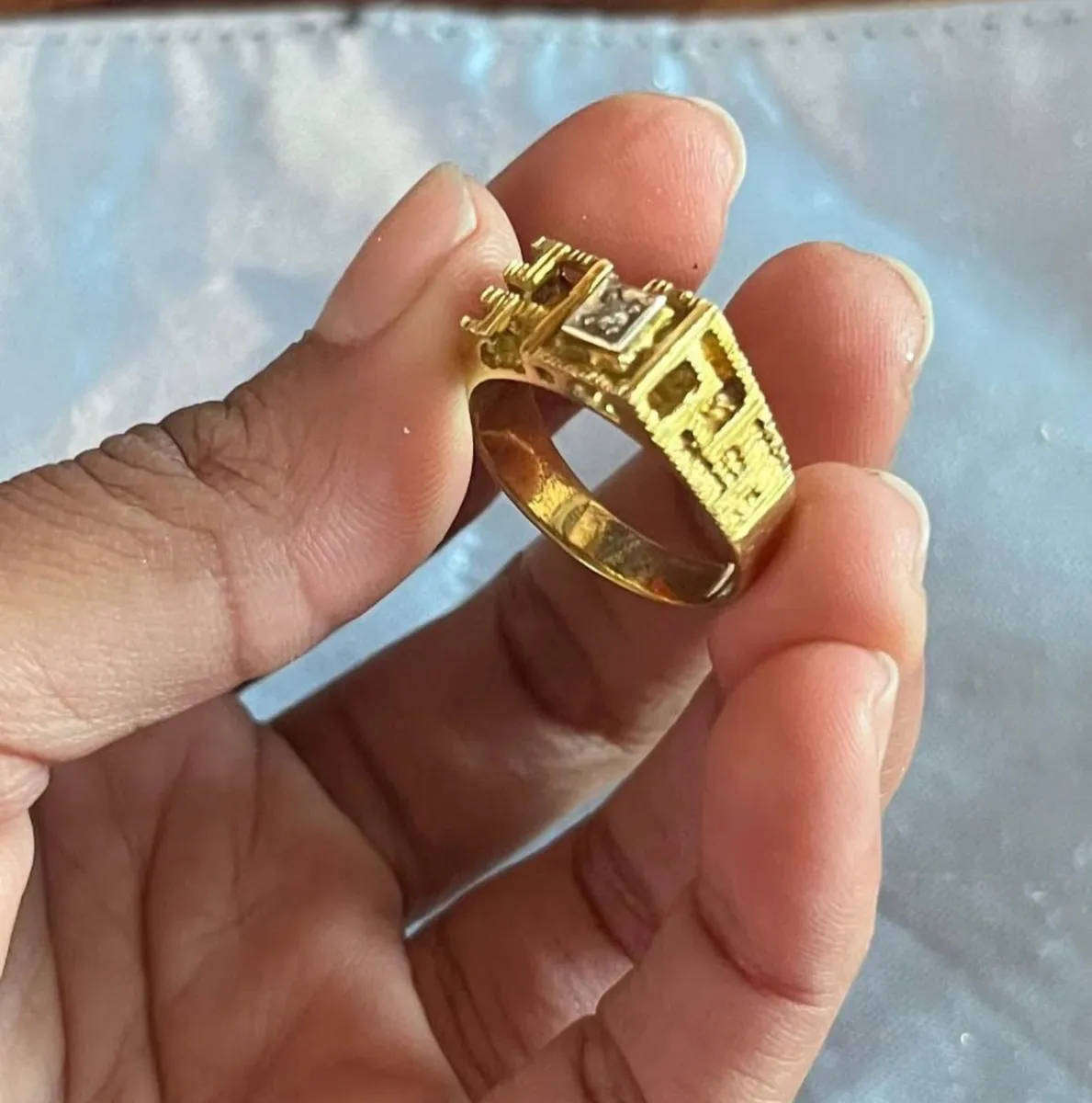 18ct gold mens castle ring