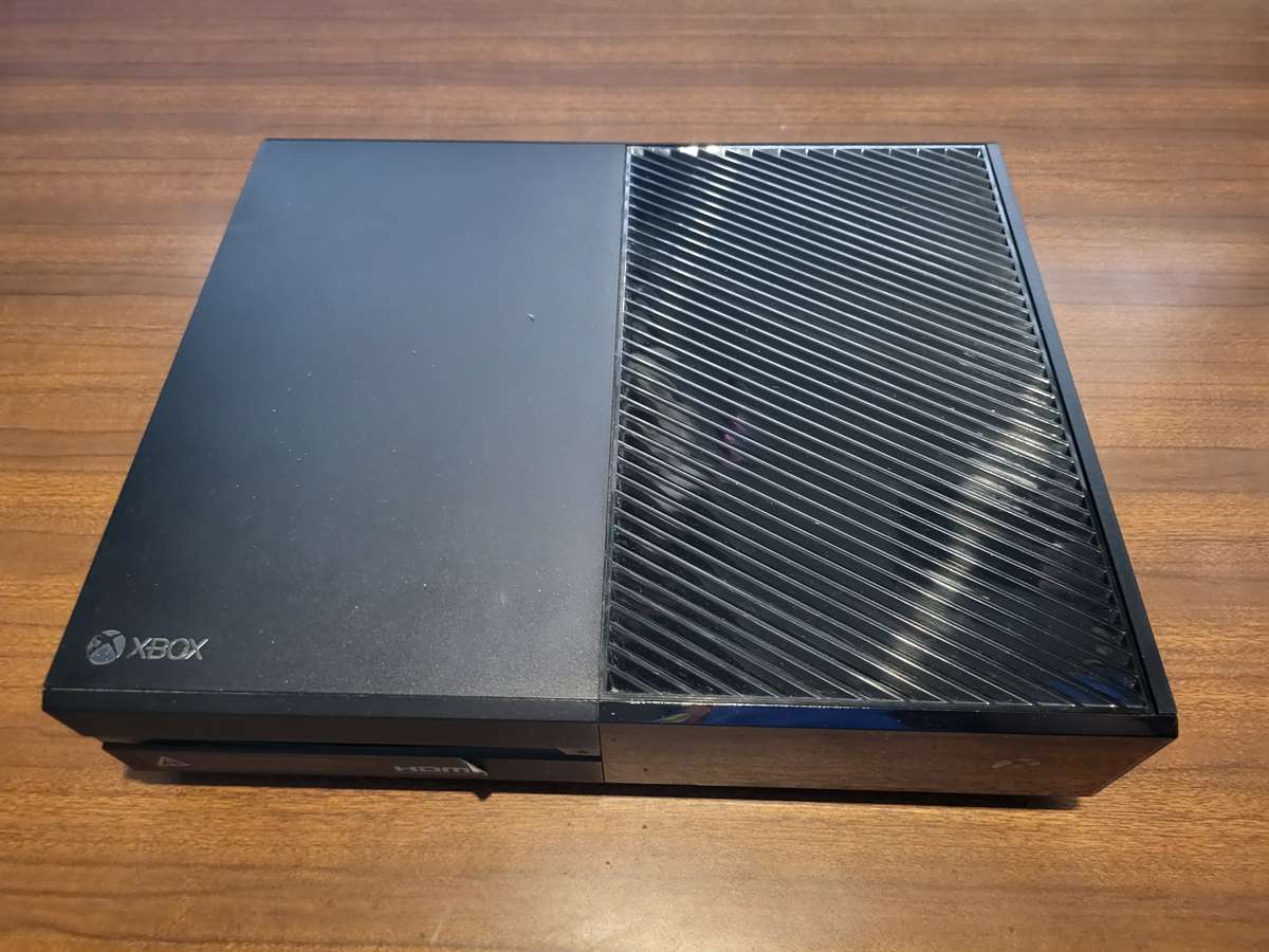 Xbox One Console With Cables, 1 Controller and 2 Games