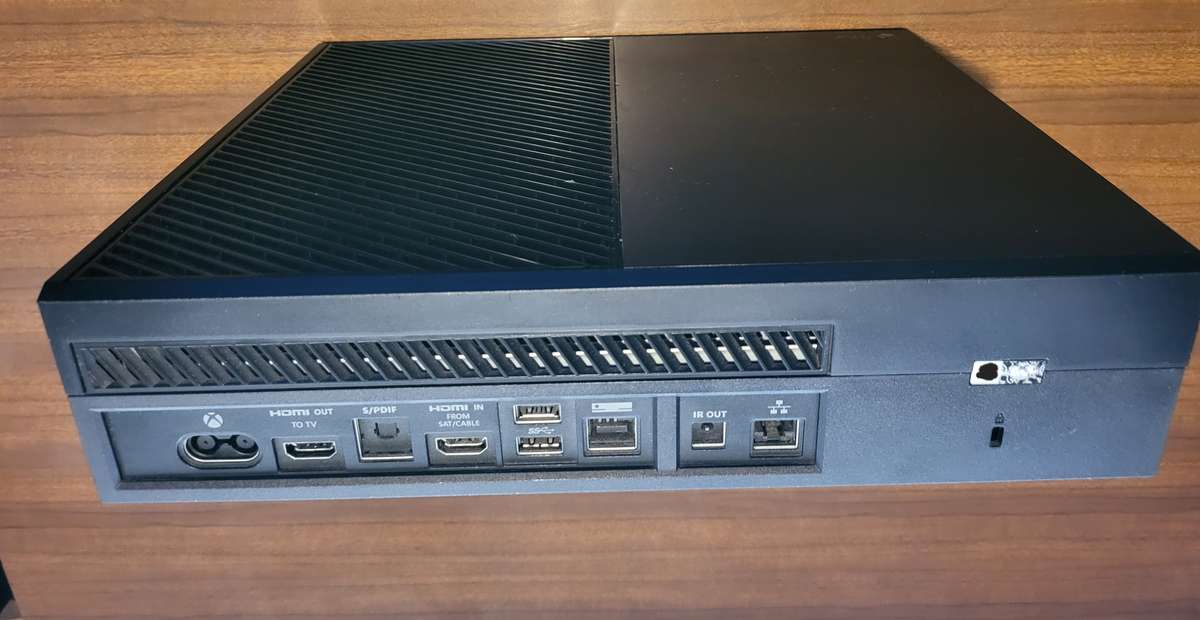 Xbox One Console With Cables, 1 Controller and 2 Games