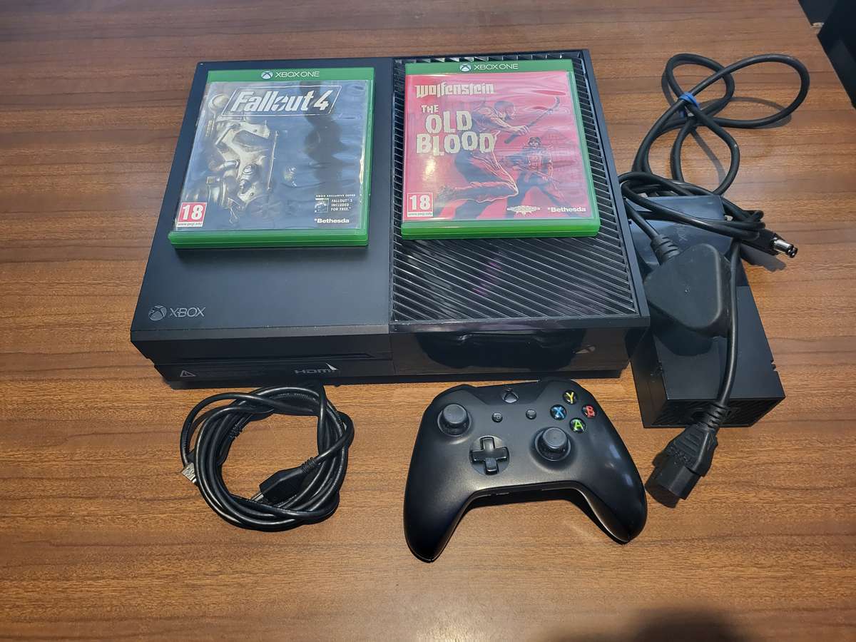 Xbox One Console With Cables, 1 Controller and 2 Games