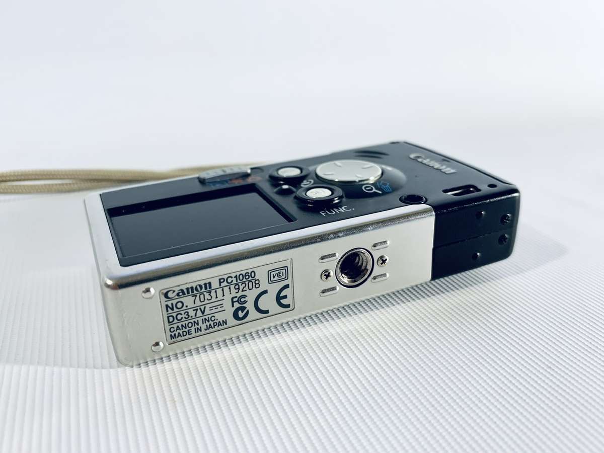 Canon IXUS i Digital Camera 4.0 Mega Pixels  Model PC 1080 (Needs Battery Charger)