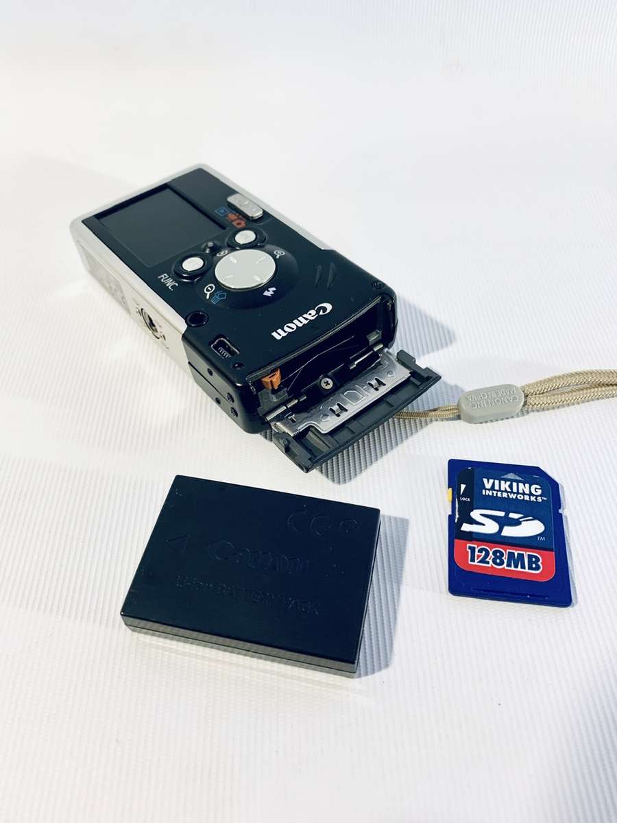 Canon IXUS i Digital Camera 4.0 Mega Pixels  Model PC 1080 (Needs Battery Charger)